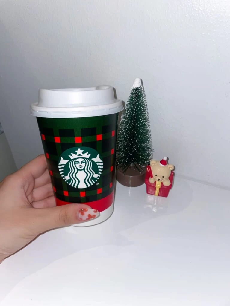 スタバのクリスマスカップと小物とネイル
