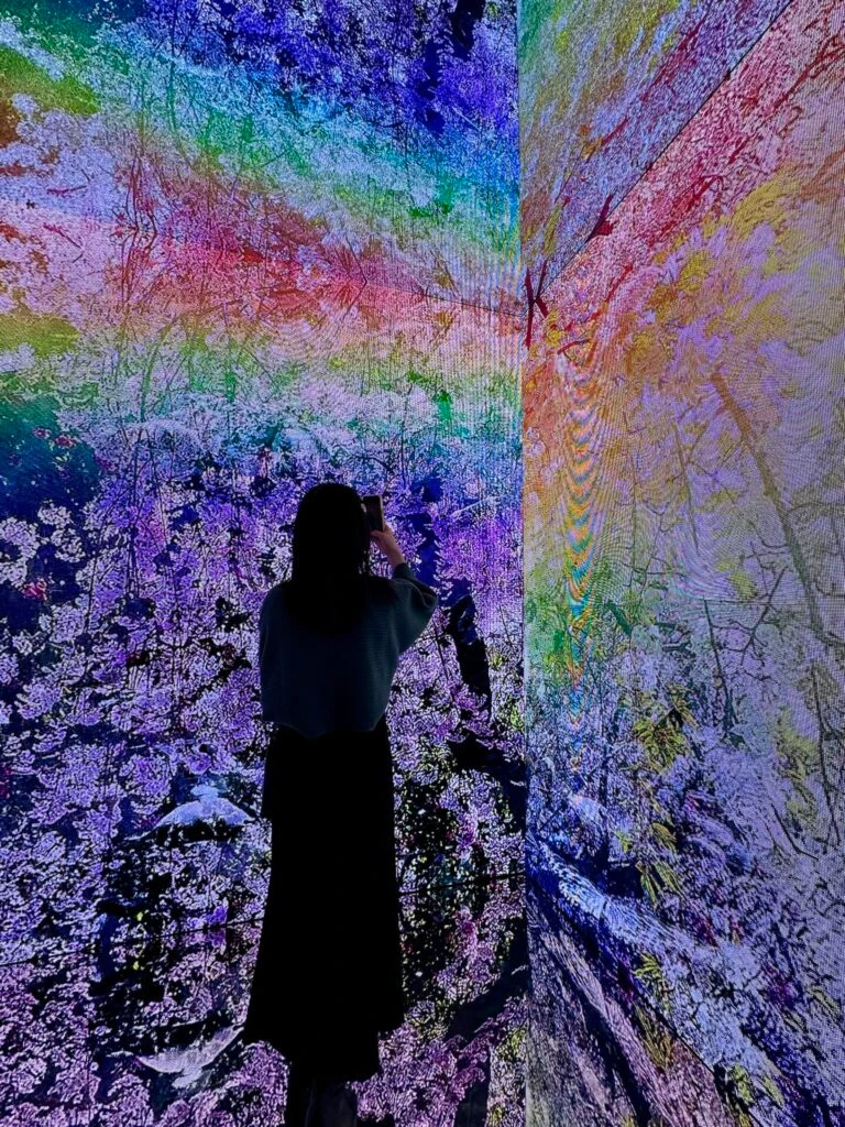 蜷川実花展の映えスポット　360度スクリーン