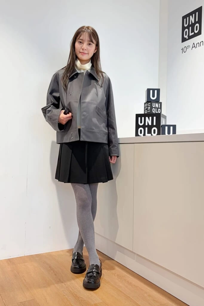 ユニクロユー コーティングブルゾン ミニスカート 20代コーデ