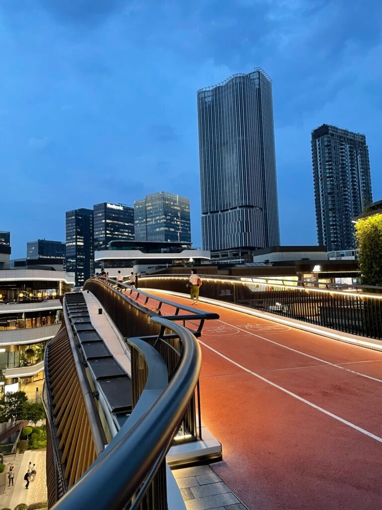前灘太古里　上海　連絡通路　夜　ライトアップ