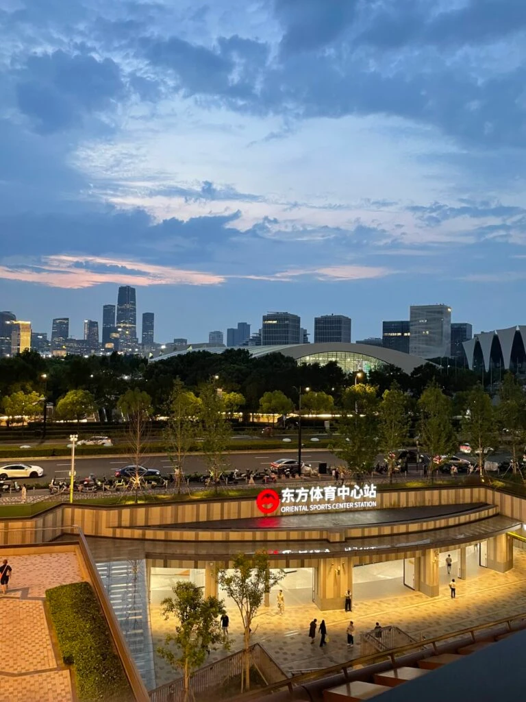 前灘太古里　上海　景色　東方体育中心駅