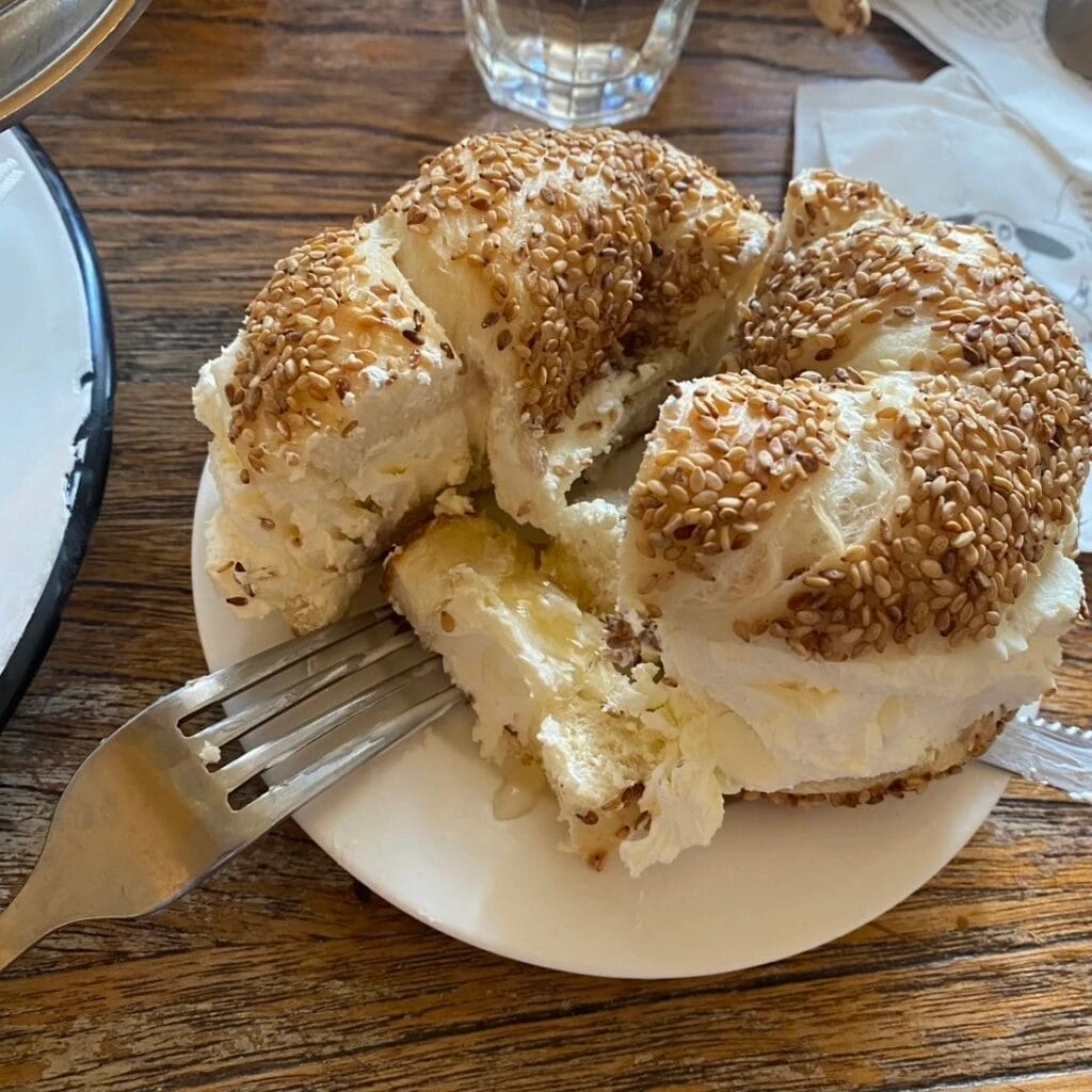大学生エディターズ　安国おすすめグルメ　「LONDON BAGEL MUSEUM」のベーグル