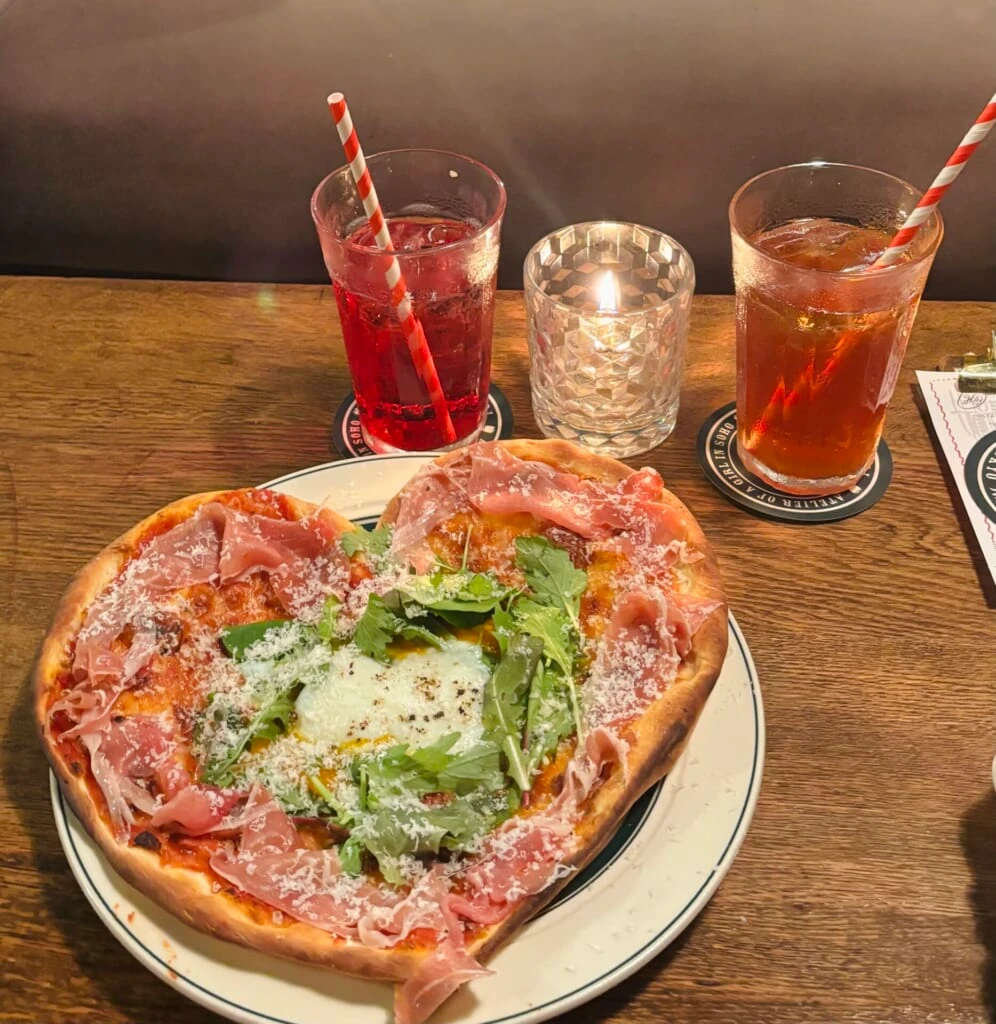 H.A.L.cafeのNY Heart Pizza 生ハムと半熟卵