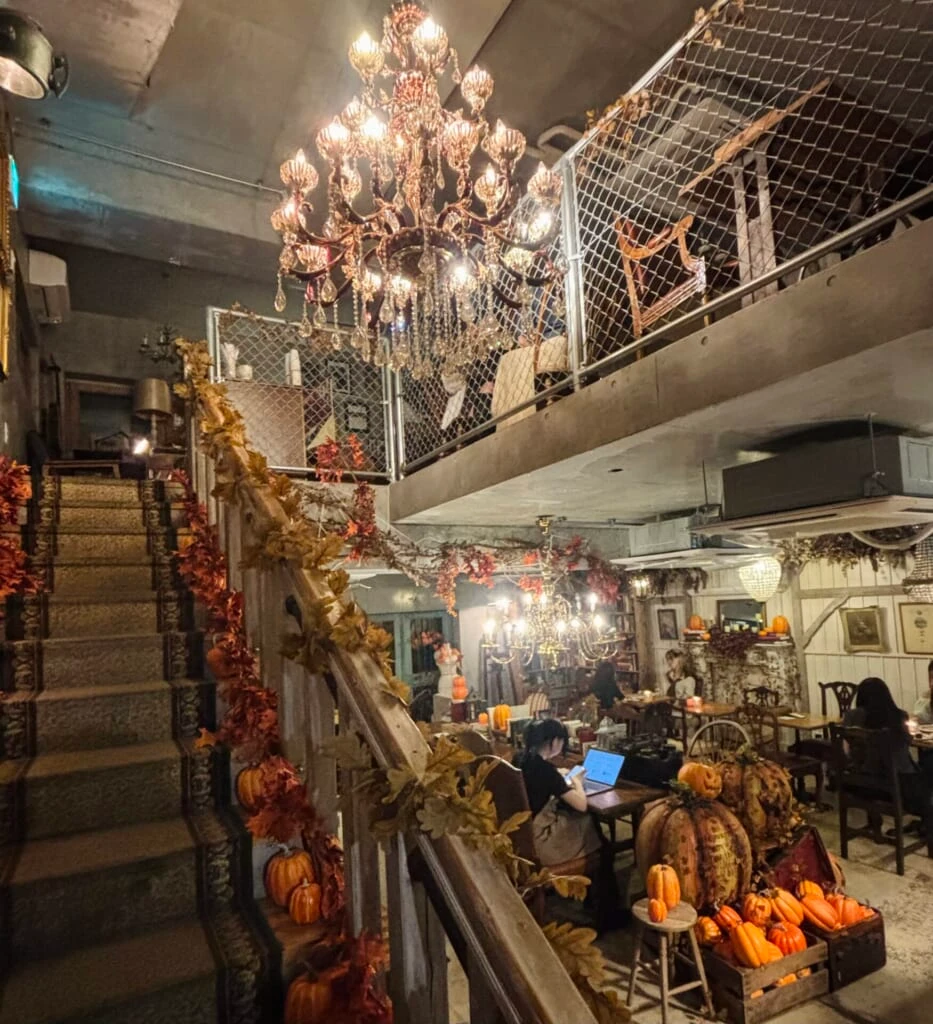 池尻大橋H.A .L .cafeの秋らしい内装