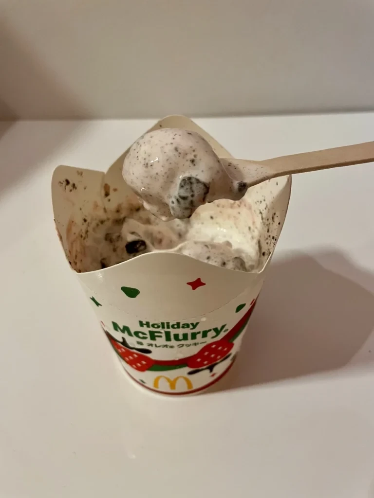 マックフルーリー苺オレオクッキーをスプーンですくう