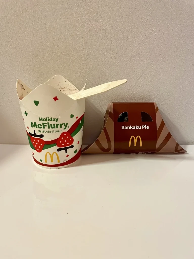 マックフルーリー苺オレオクッキーと三角チョコパイが並んでいる