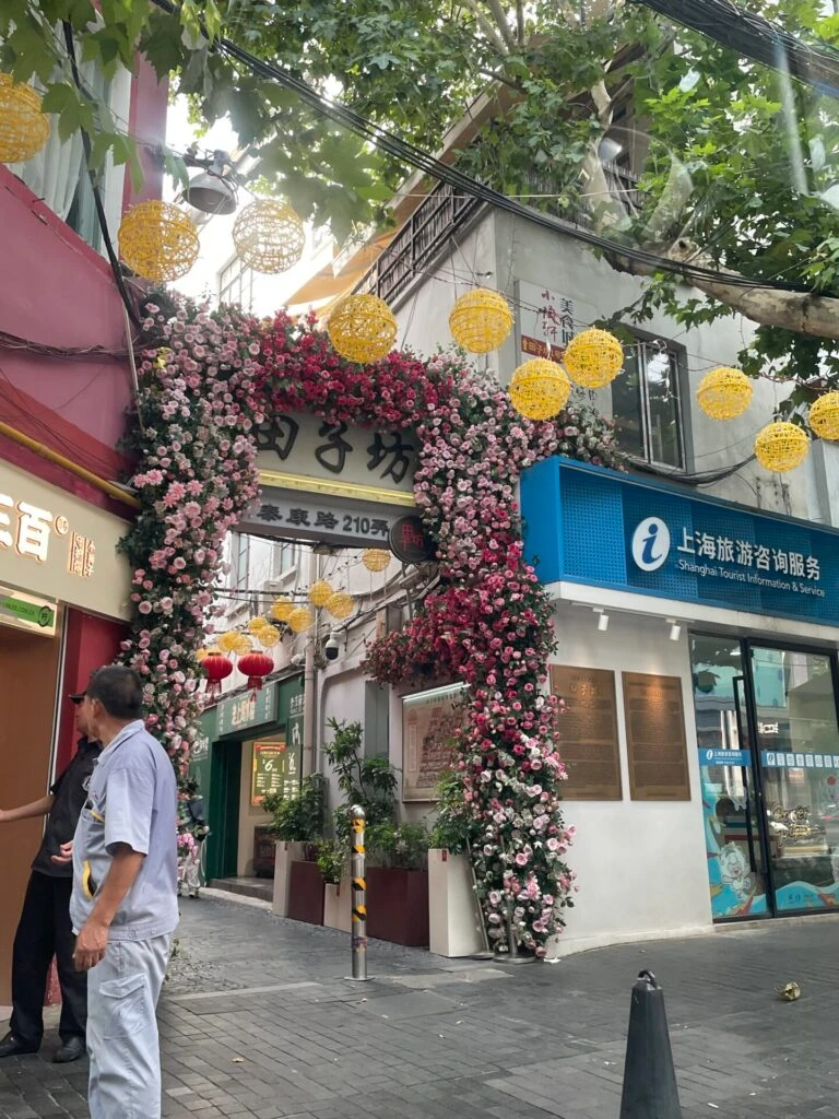 田子坊　花　アーチ　ゲート