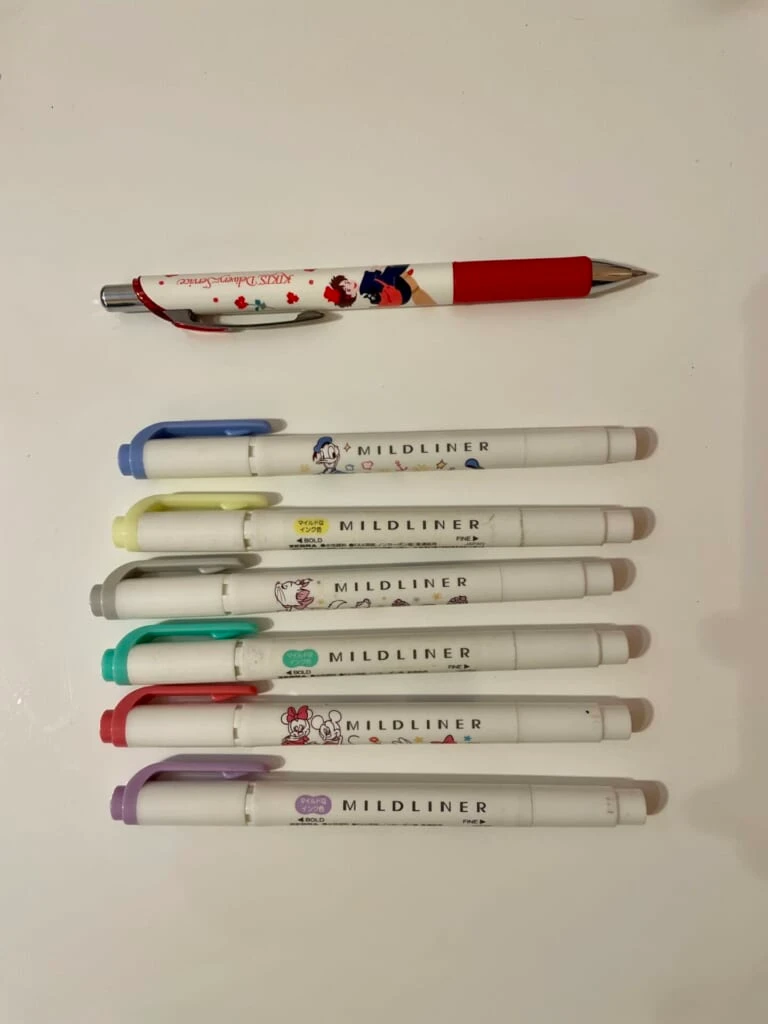 ノートに書くために使ったマイルドライナーとボールペン