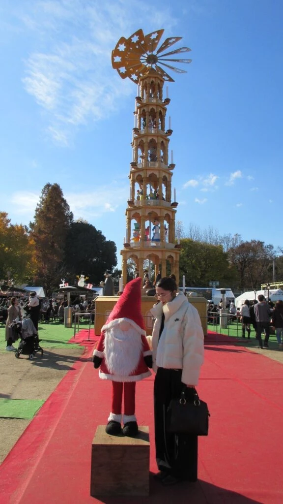 クリスマスピラミッドの前で記念撮影
