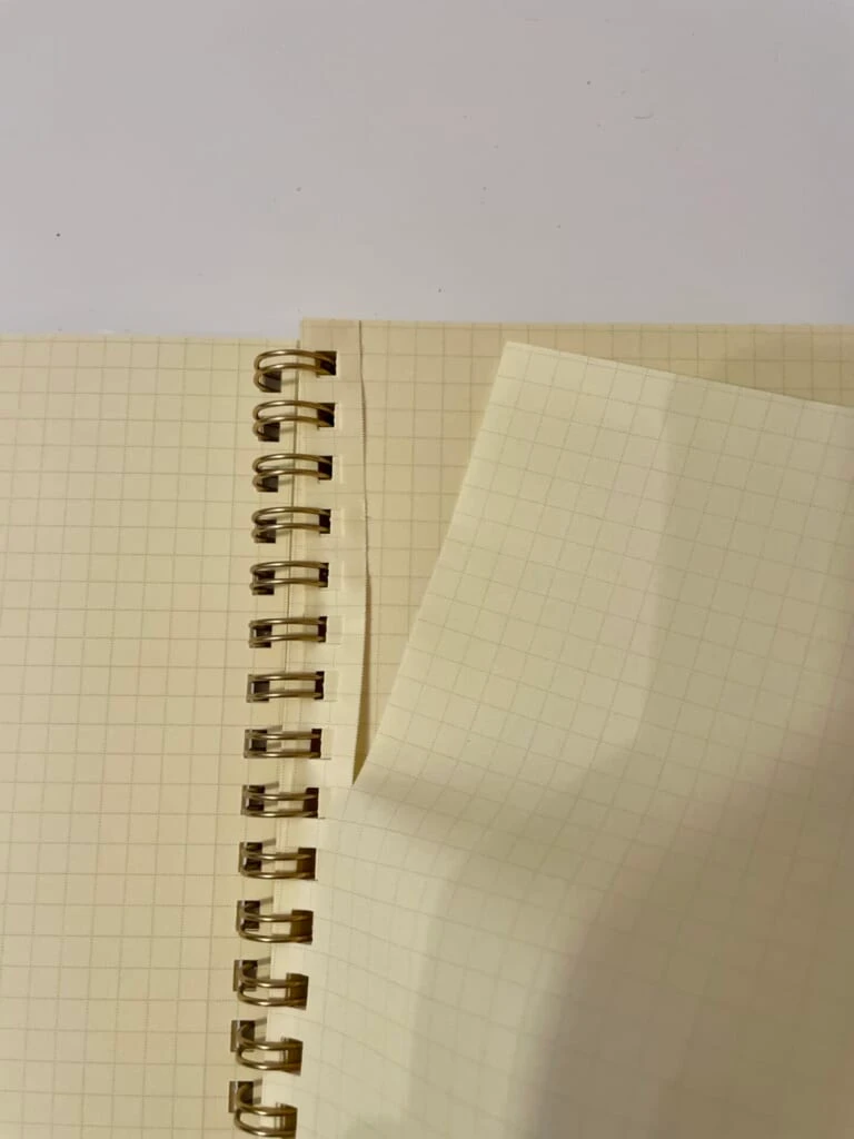 切り込みに沿って紙を切り離している