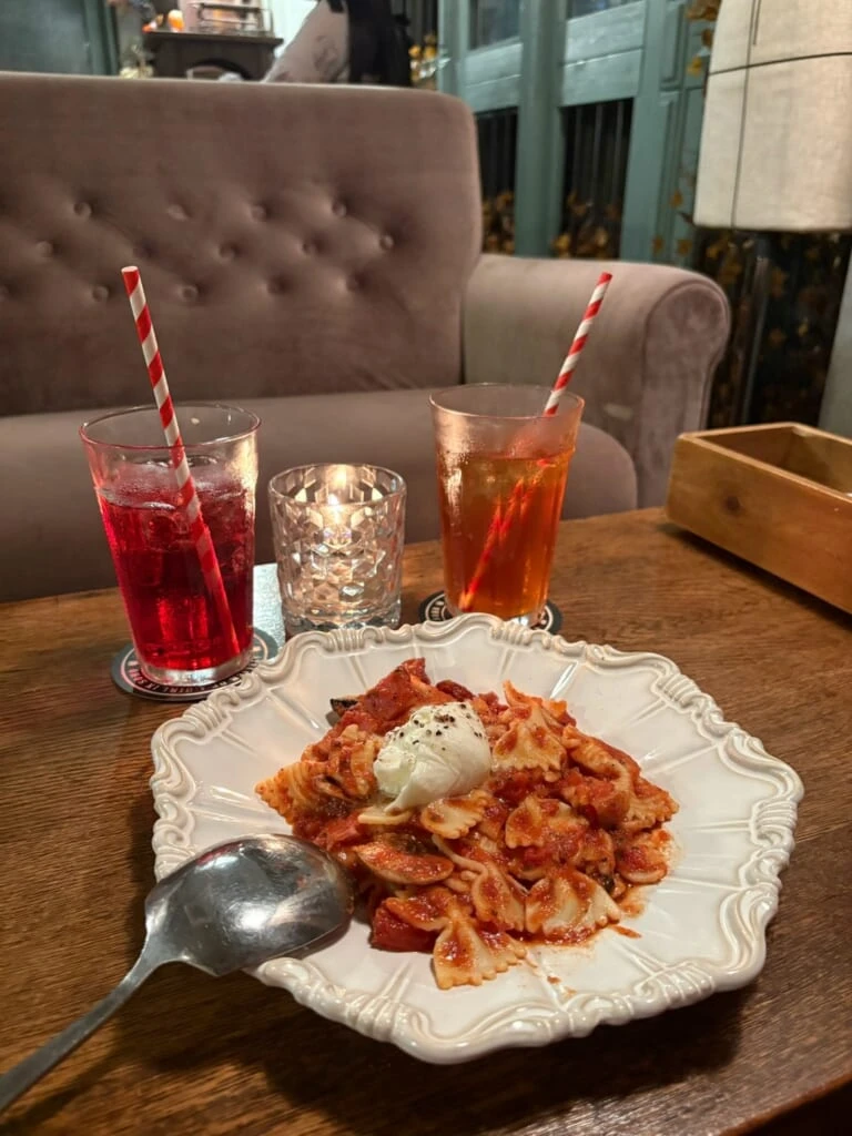 H.A.L.cafeの結ばれた赤のアラビアータ(ブラータ添え)