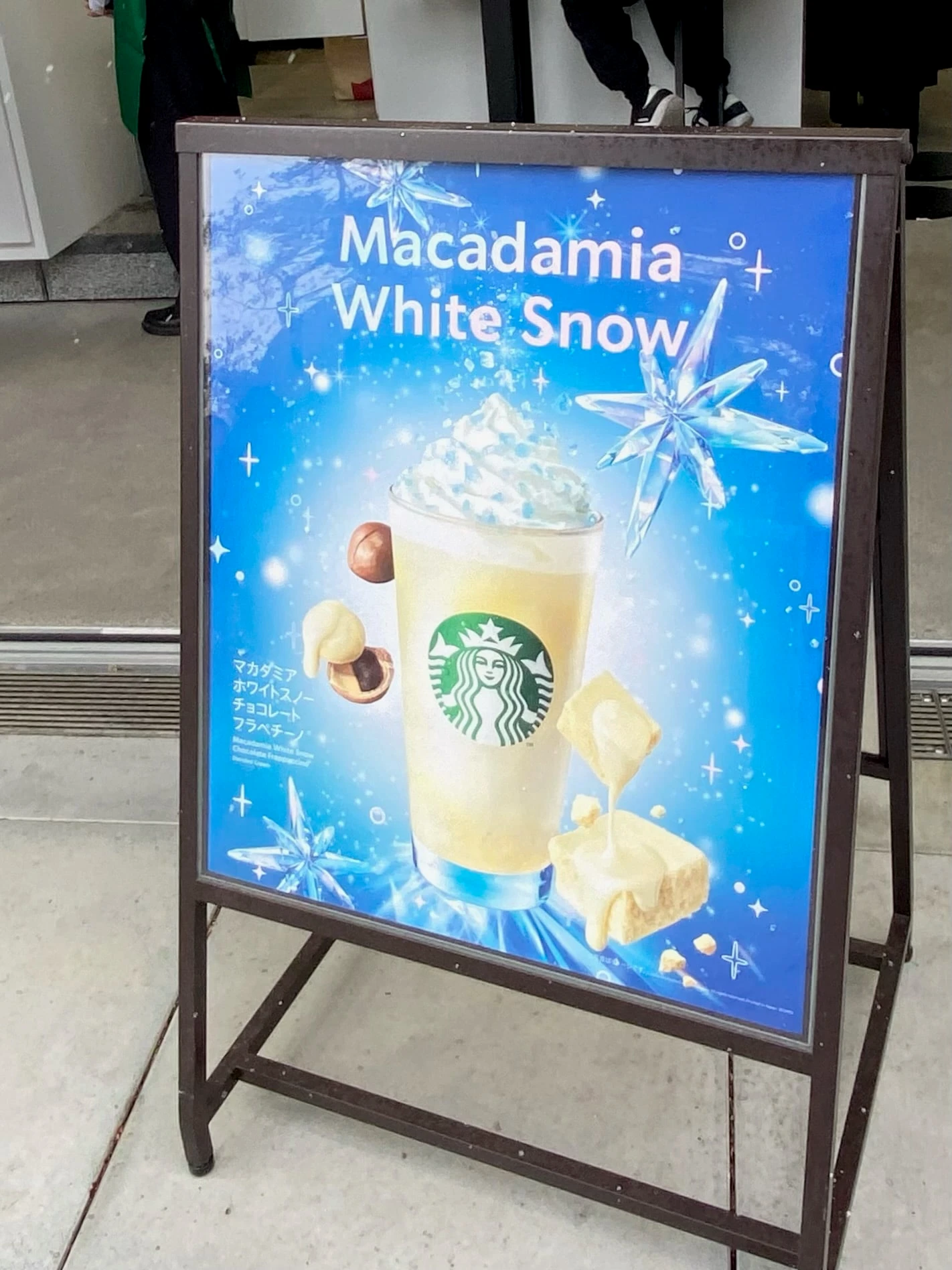マカダミアホワイトスノーチョコレートフラペチーノの看板