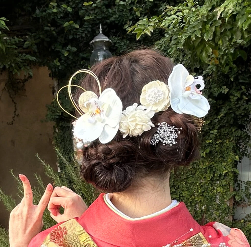 大学生の成人式ロングヘアアレンジ　ツインおだんごの髪型　後ろ姿