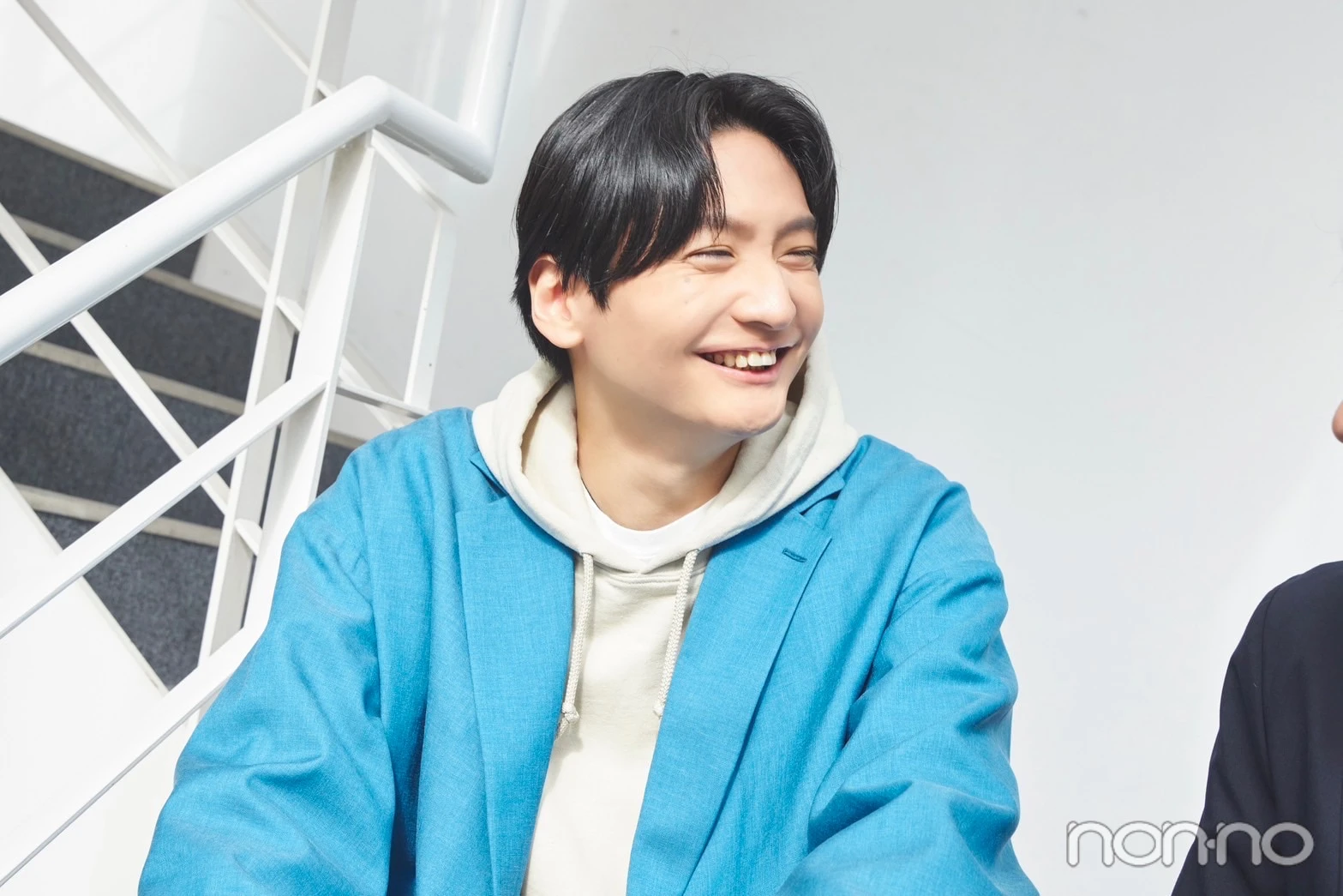 笑顔で取材を受ける声優島﨑信長さん