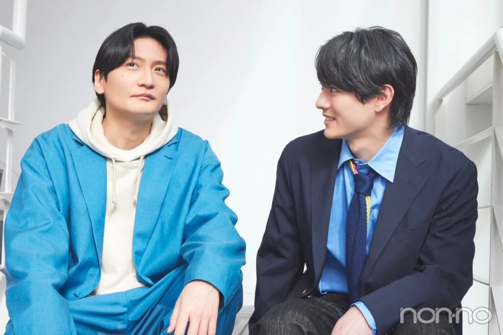 考える声優島﨑信長さんを見つめる前田拳太郎さん