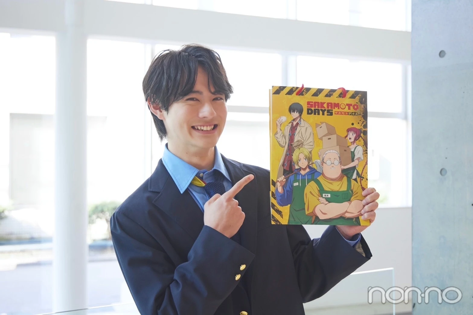 アニメ「SAKAMOTO DAYS」のグッズをもらってうれしそうな前田拳太郎さん