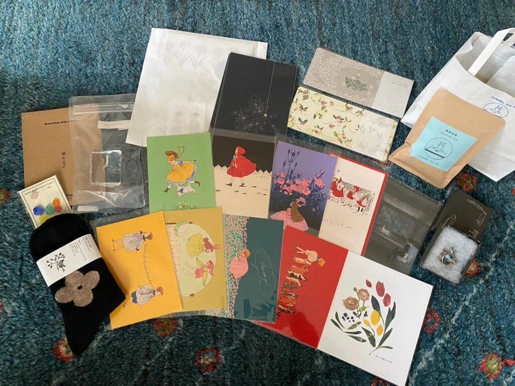 「東京蚤の市'24 AUTUMN」でゲットしたポストカードや靴下。