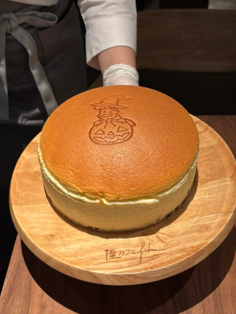 ハロウィン限定焼印が押された超焼きたてチーズケーキ