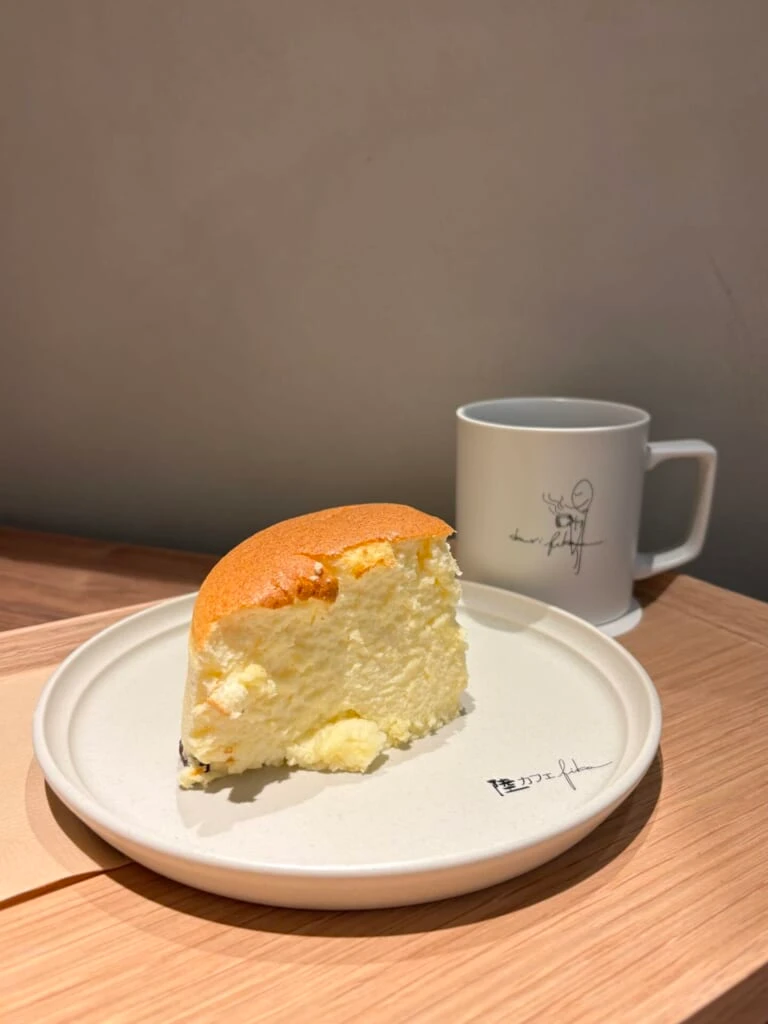 1/4サイズにカットした超焼きたてチーズケーキとマグカップ