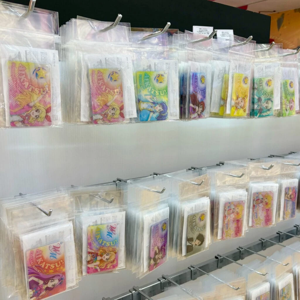 アニメのキャラクターがひとりひとりデザインされたキーホルダー