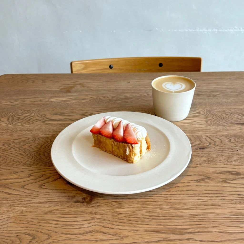 苺のミルフィーユとカフェラテ