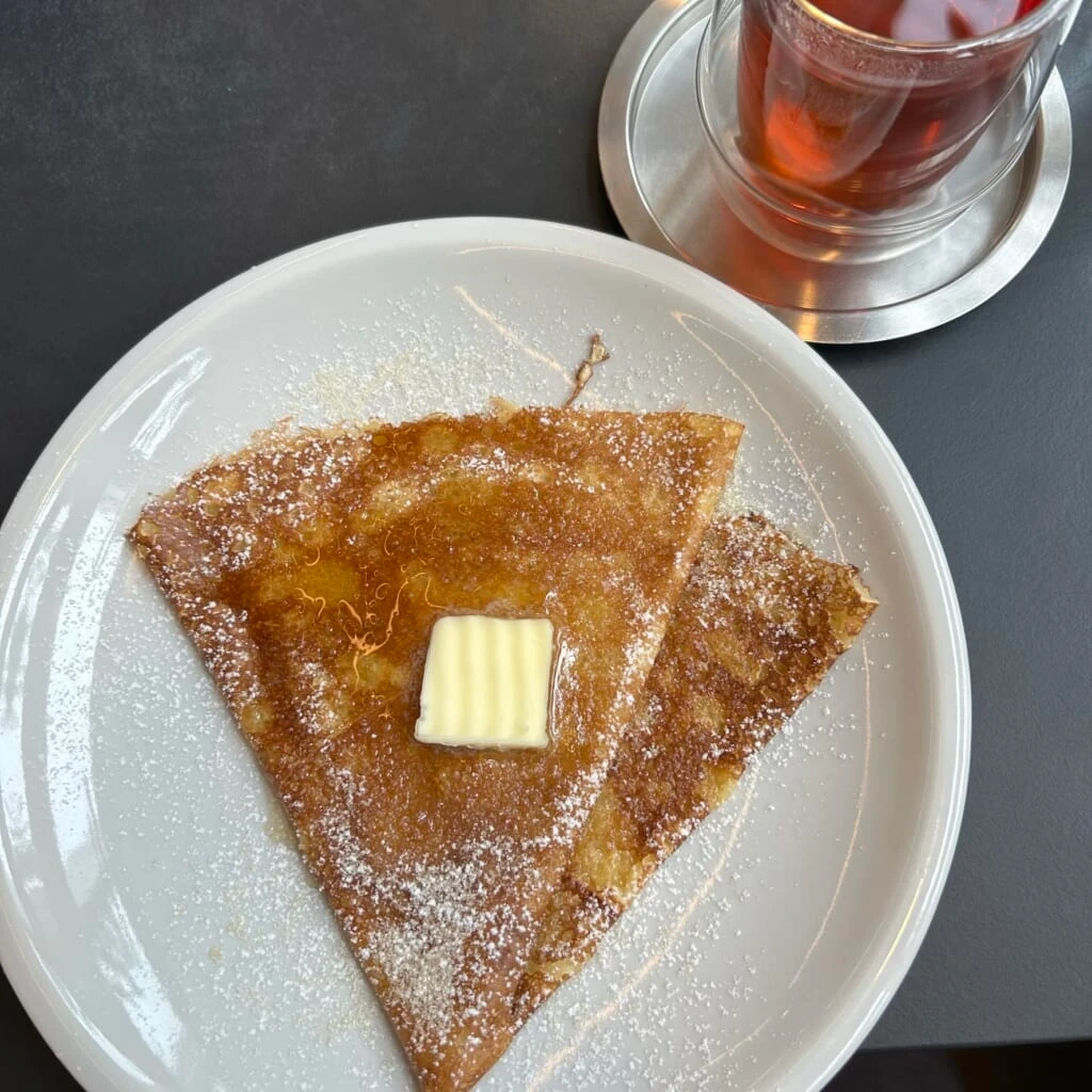 カフェのクレープと紅茶