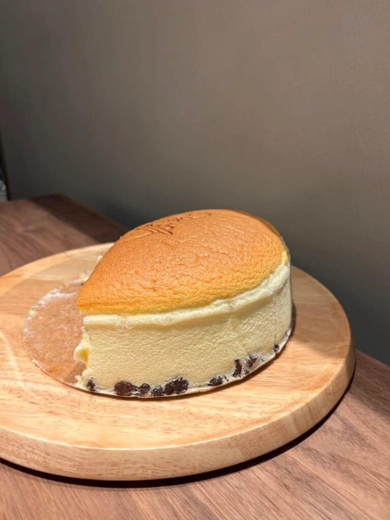 半分ほど食べた超焼きたてチーズケーキ
