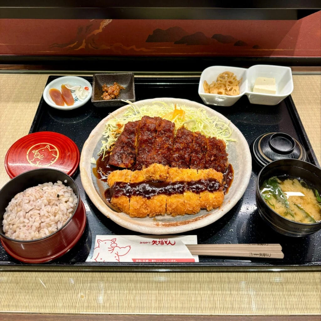 みそだれとソース2種類のトンカツを食べられるわらじとんかつ御膳