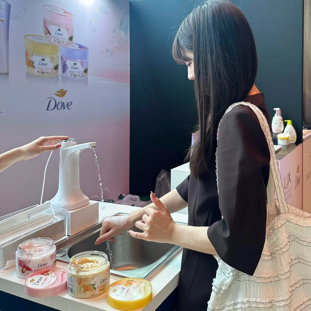 Dove のボディスクラブを体験できるユニリーバのブース