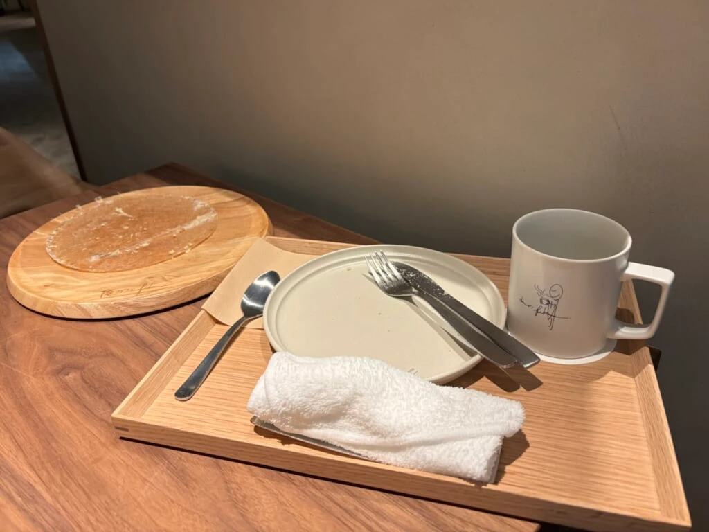 チーズケーキを完食した後のお皿とマグカップ