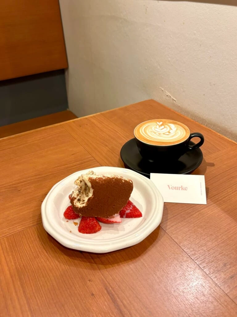 難波の人気カフェ「Vourke」のティラミスとヘーゼルナッツラテ