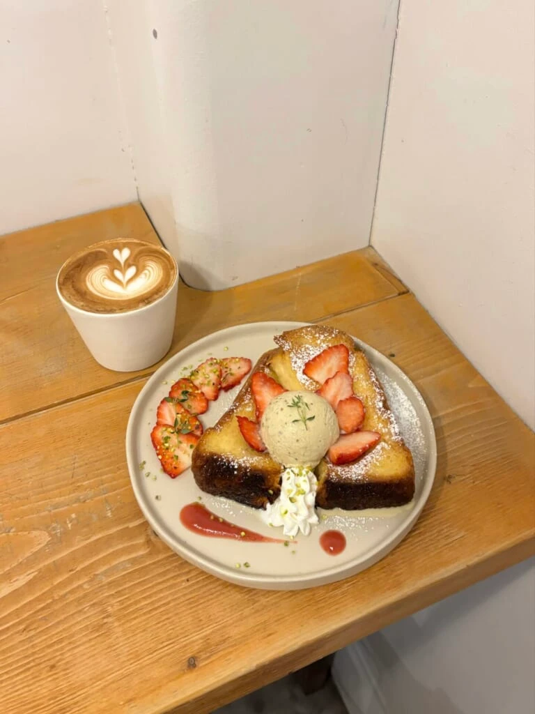 いちごのフレンチトーストとカフェラテ