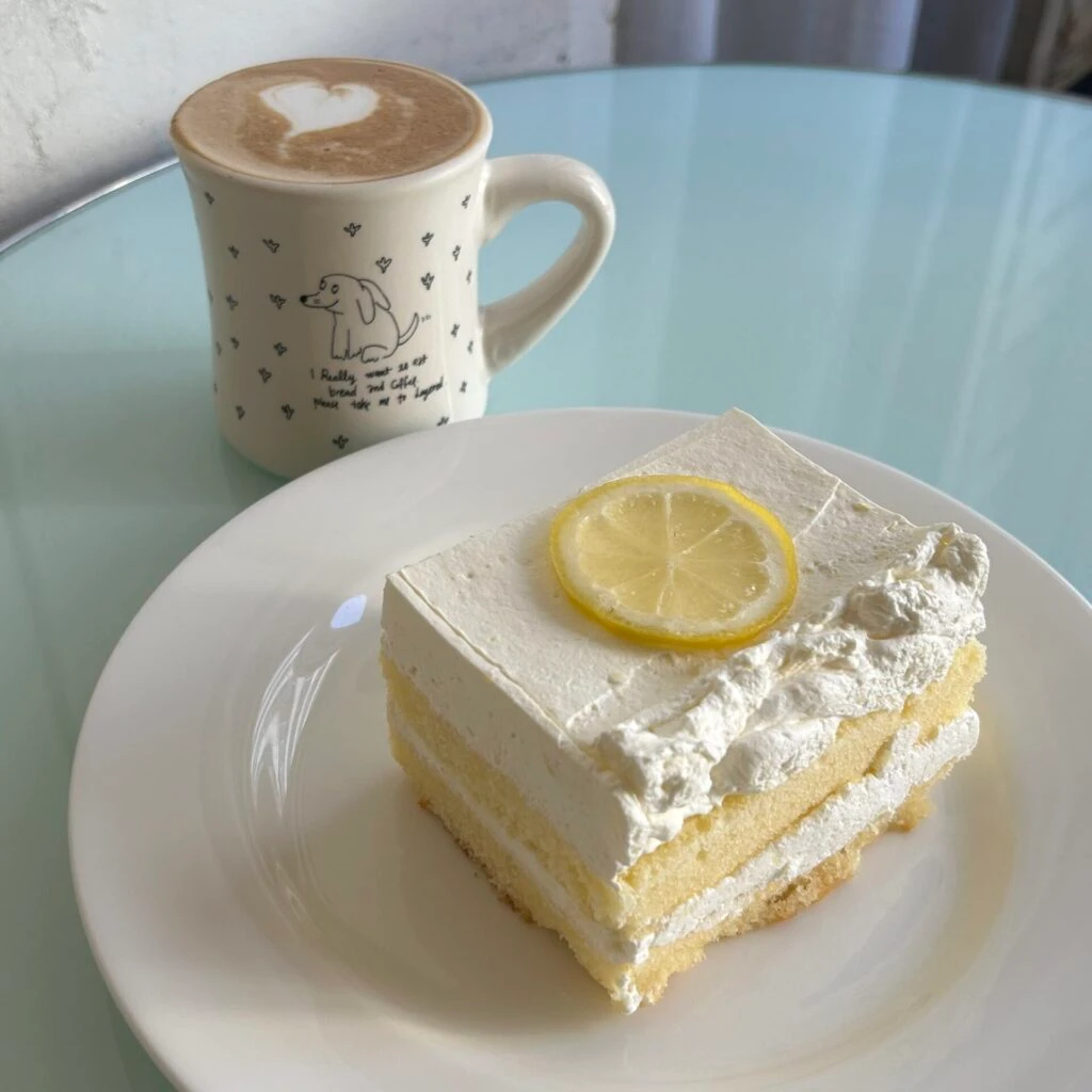 大学生エディターズ　延南洞おすすめグルメ　「CAFE LAYERED ヨンナム店」のケーキやスイーツ