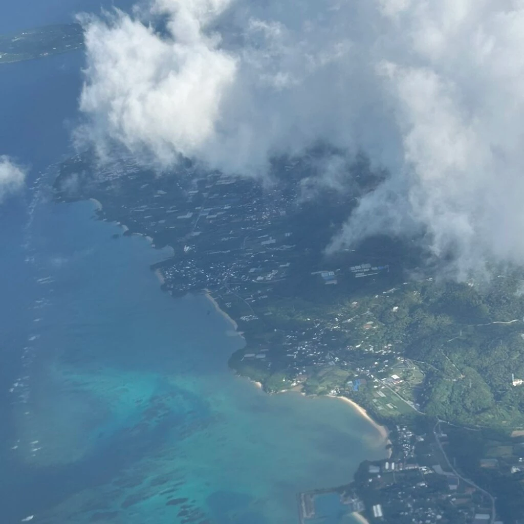 飛行機の窓から見える沖縄の海