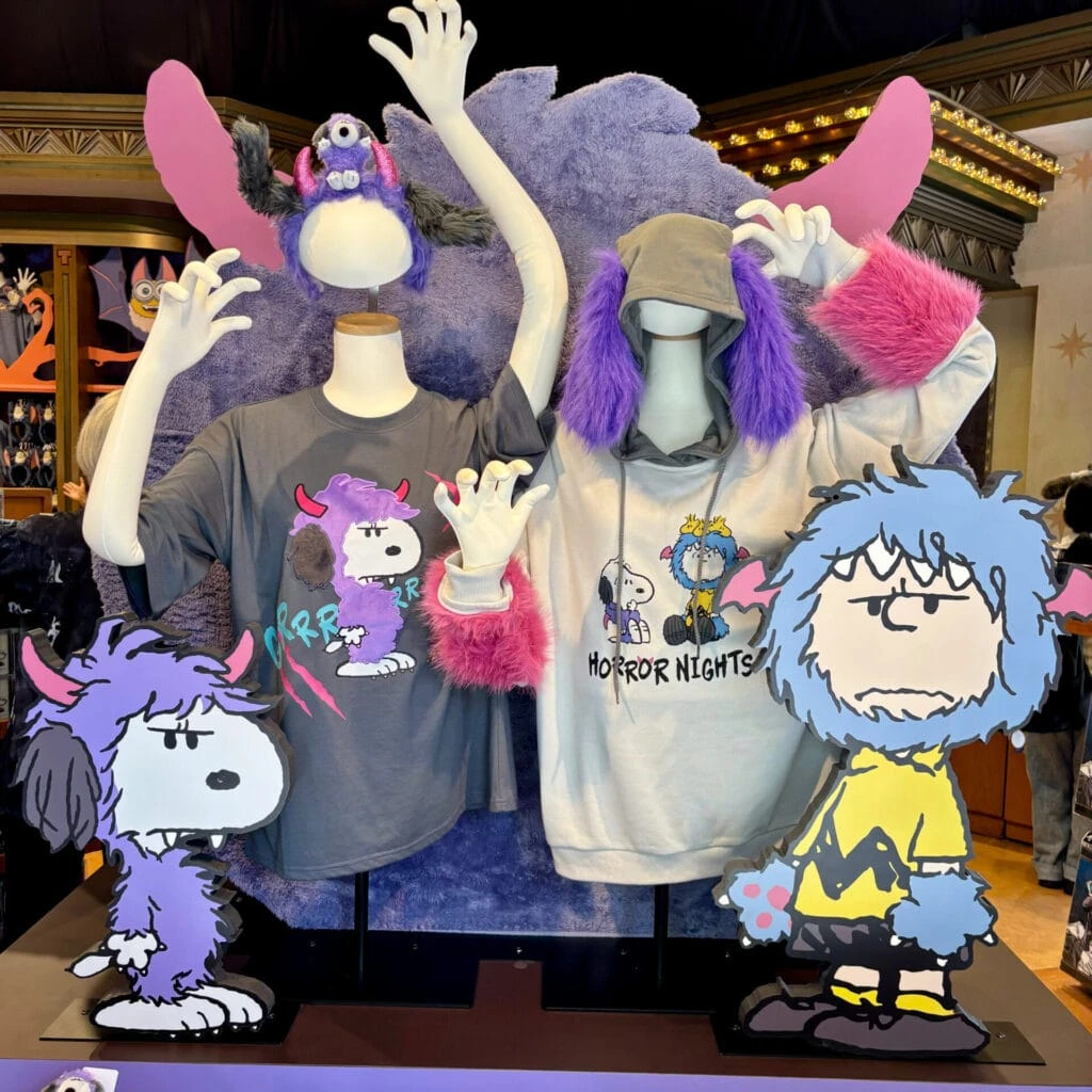 ハロウィーンオリジナルグッズが販売されているシネマ4-Dストアのディスプレイ