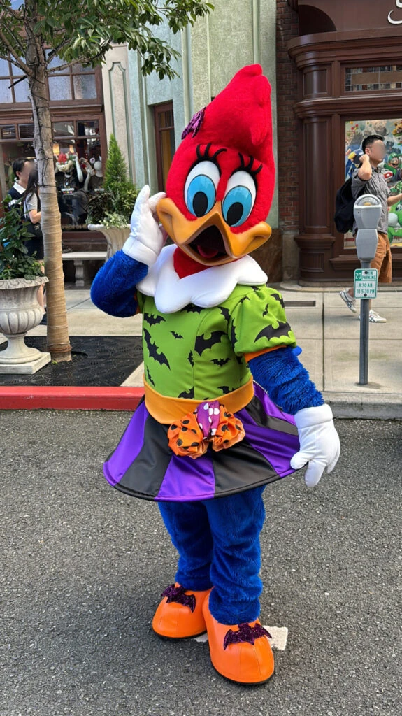 ハロウィーン衣装のウィニー・ウッドペッカー