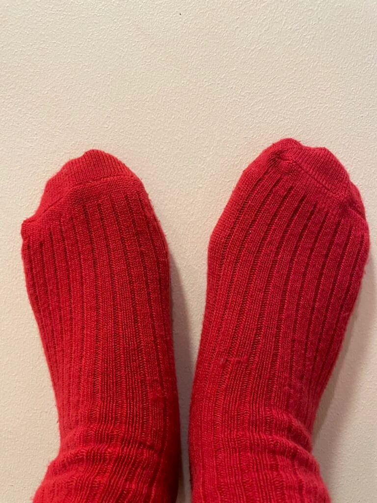 ヒートテックソックス赤色を履いている