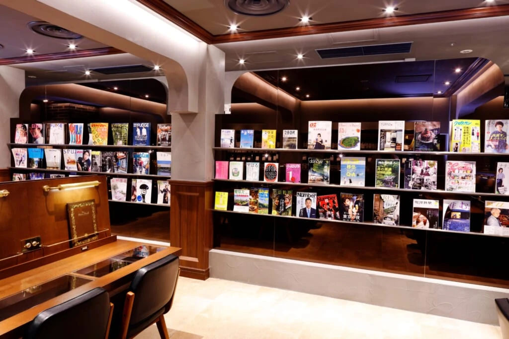 本と珈琲 梟書茶房の店内