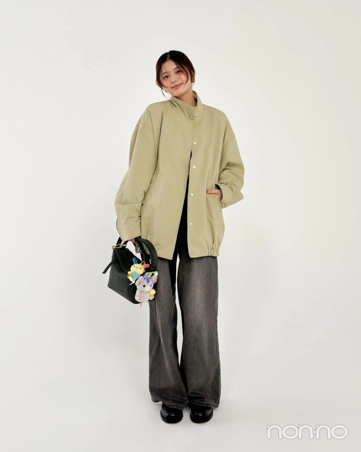 紺野彩夏の冬私服(全身・アウターあり)