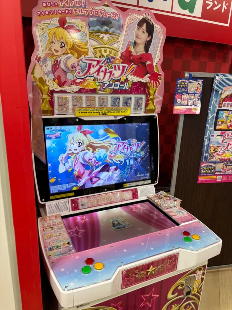 ゲームセンターに設置されたデータカードダス「アイカツ！アンコール」