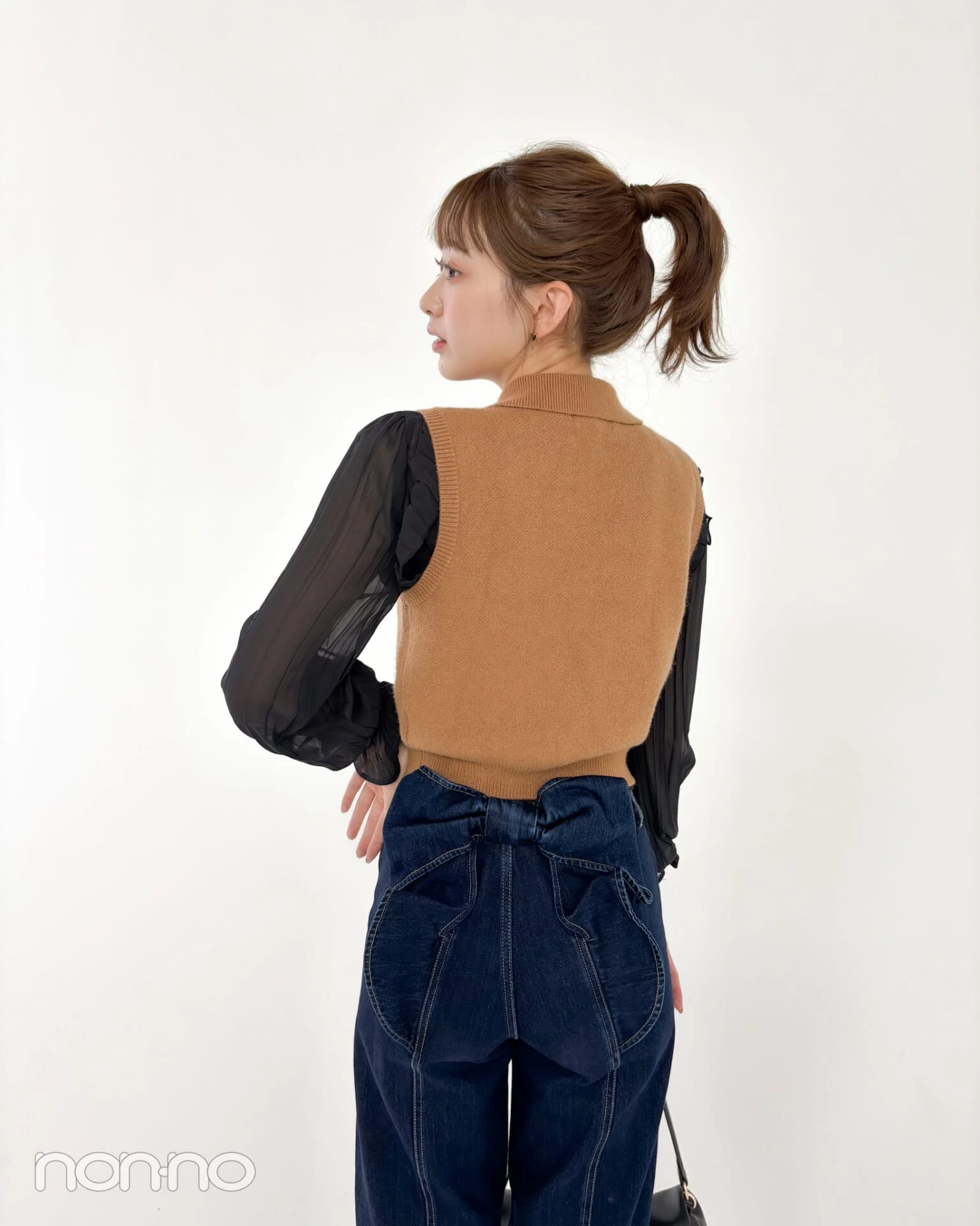 村上なずなの冬私服(後ろ姿)