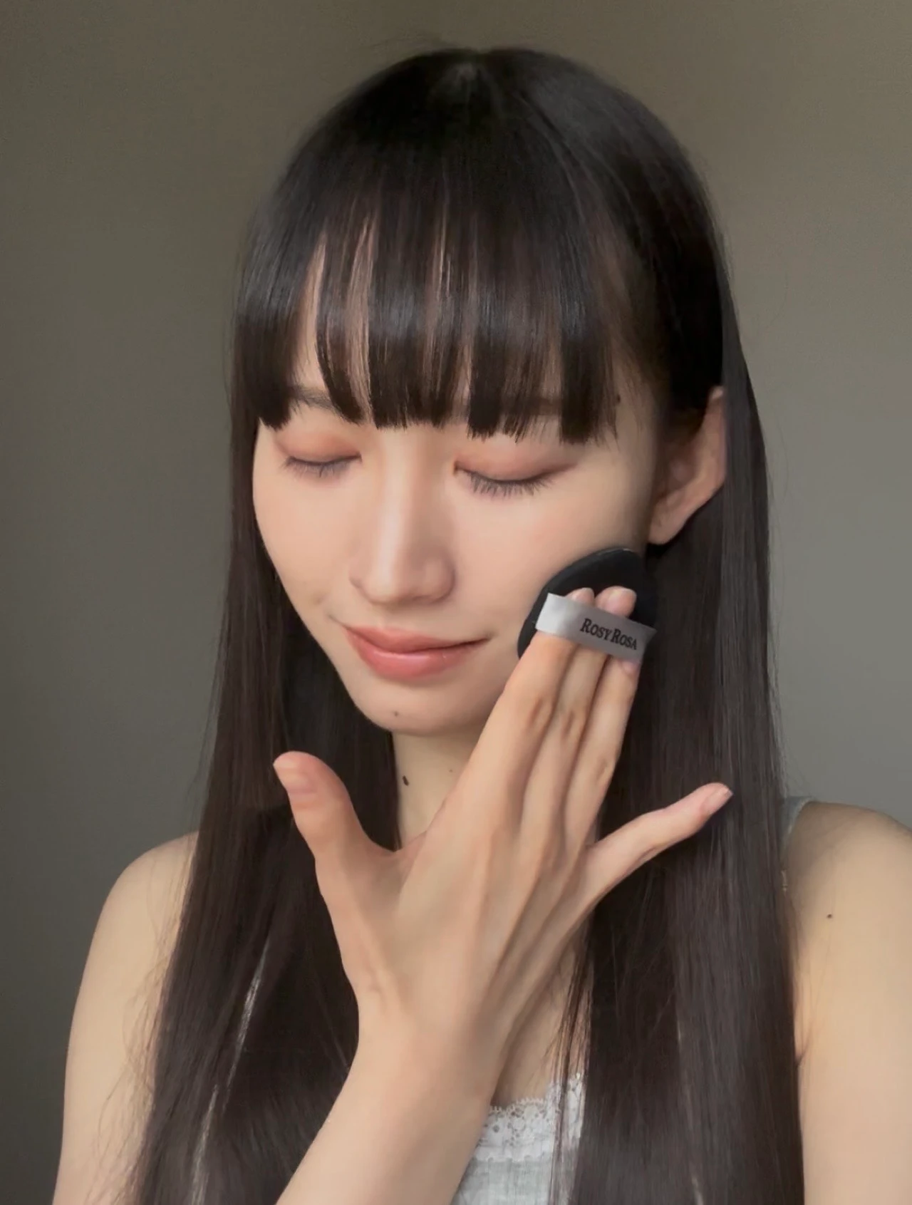 ロージーローザのマルチファンデパフ＜スリム＞を肌に当てる水瀬紗彩耶