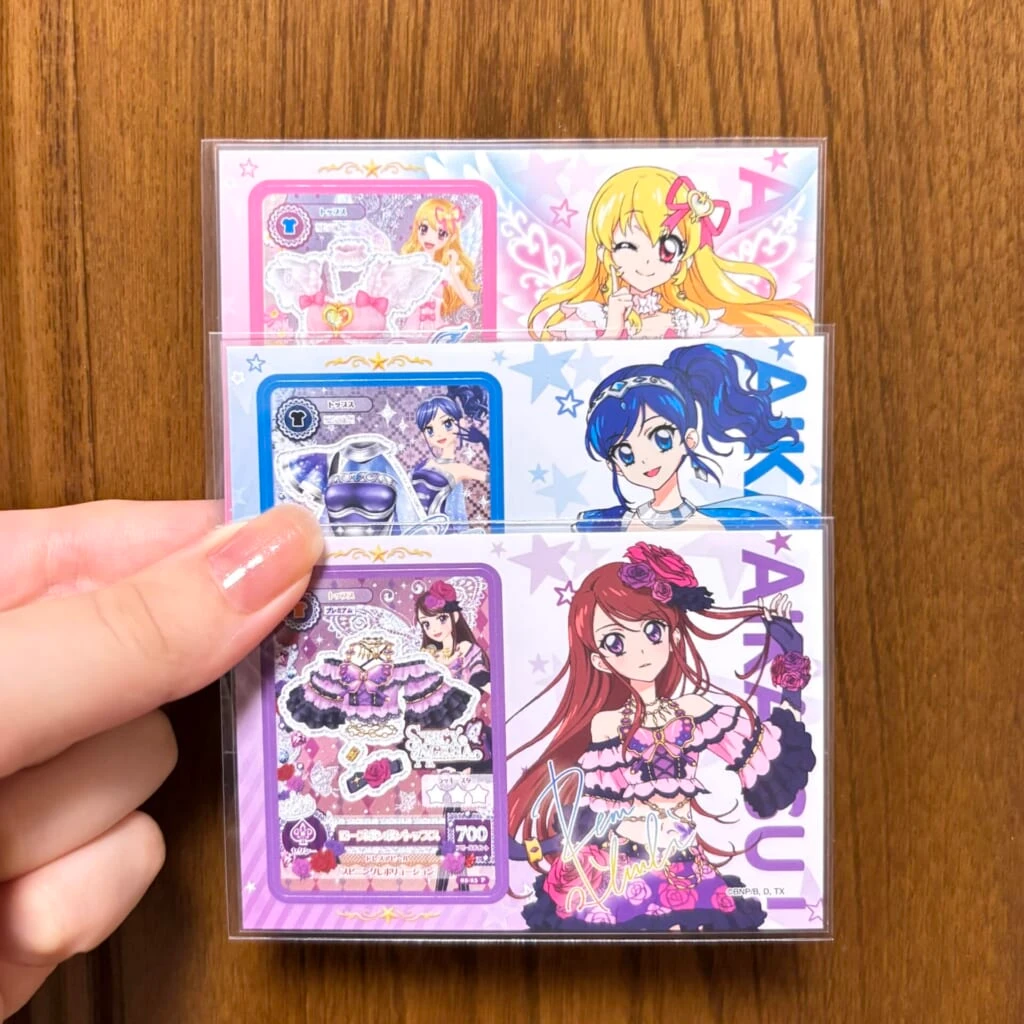 セブンイレブン限定キャンペーンでもらえる、全6種類のオリジナル「アイカツ！アンコールカード/シール付きインデックス」。