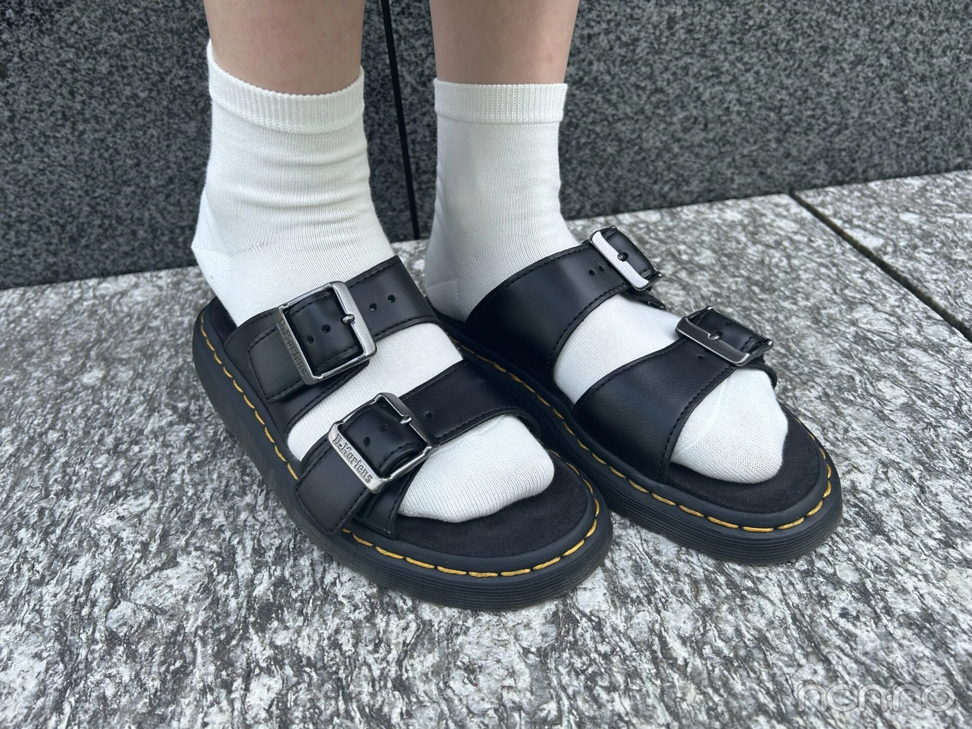出口夏希の私服のサンダル