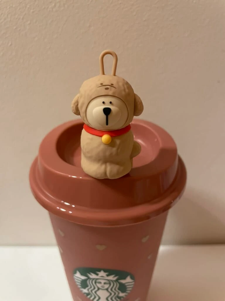 ドリンクホールキャップがカップにはめられている