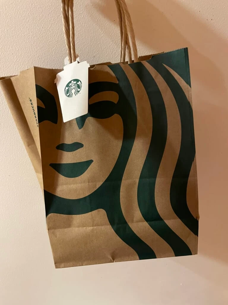 贈り物用のボトルがショッパーに入っている