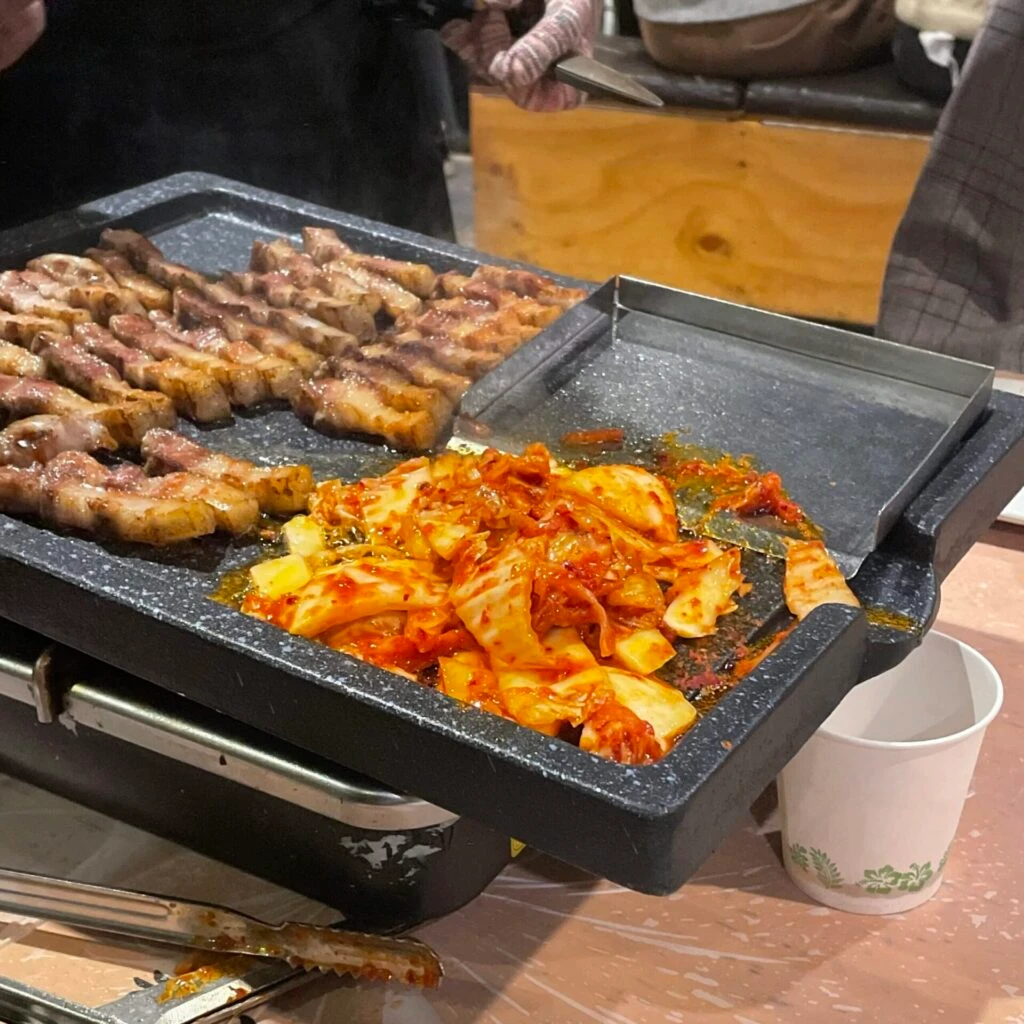 大学生エディターズ　明洞おすすめグルメ　「河南テジチッ」のサムギョプサル