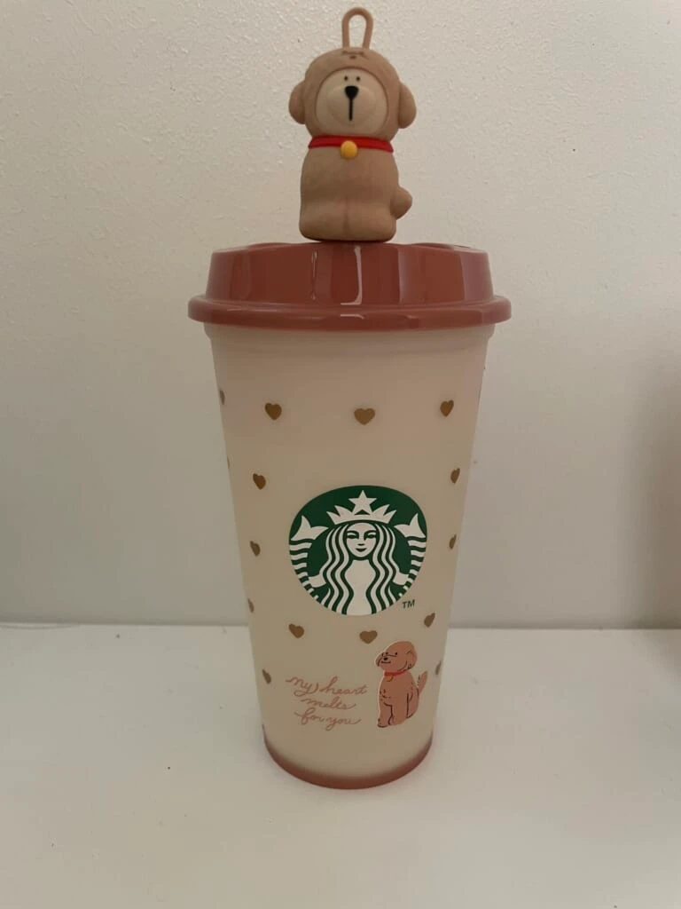 暖かい飲み物をいれてカップの色が白に変わっている