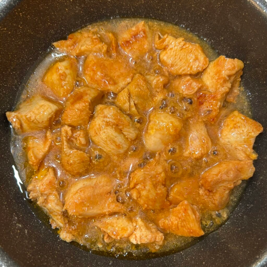 水を入れすぎてタレがゆるくなってしまったヤンニョムチキンの調理中の様子