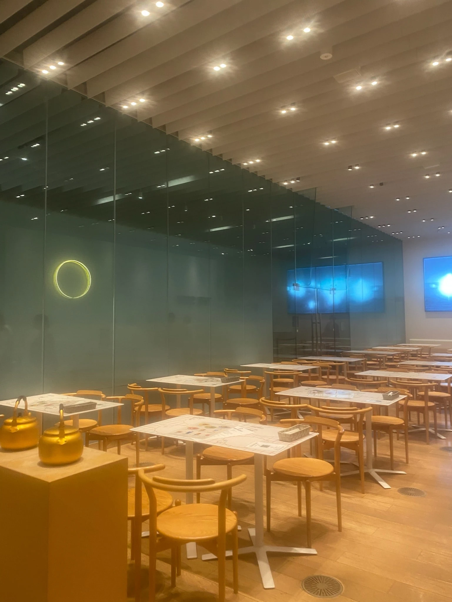 「さくらももこ展カフェ」店内の様子